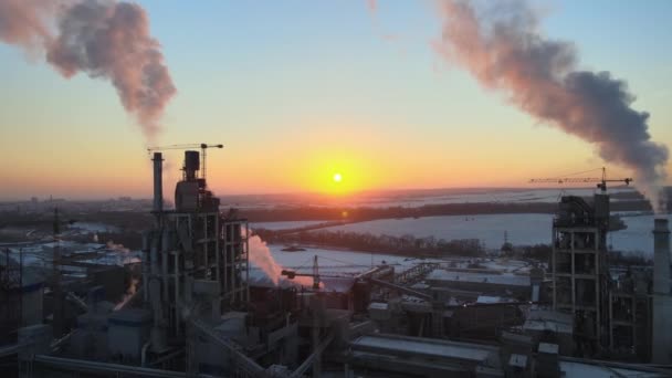 Luftaufnahme Eines Zementfabrikturms Mit Hoher Betonwerkstruktur Industriegebiet Bei Sonnenuntergang Fertigung — Stockvideo