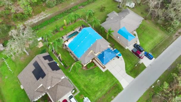 Letecký Pohled Poškozené Hurikánu Střechy Domu Ian Pokryté Modrou Ochrannou — Stock video