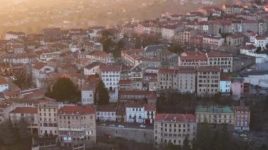 Fransa 'nın Auvergne-Rhone-Alpes bölgesindeki Puy-de-Dome departmanındaki Thiers kasabasının yoğun tarihi manzarası. Eski binaların çatıları ve gün batımında dar sokaklar.