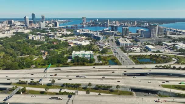 Flygfoto Över Jacksonville Stad Med Höga Kontorsbyggnader Och Amerikanska Motorvägskorsning — Stockvideo