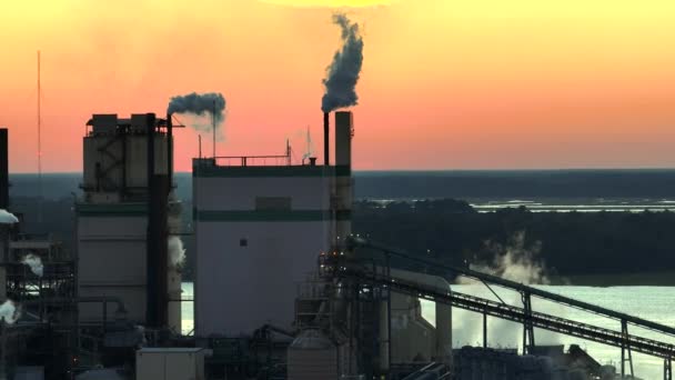 工場の製造現場で大気汚染の生産プロセスからのスモケスタックを持つ大規模工場の空中ビュー 日没時の工業用地 — ストック動画