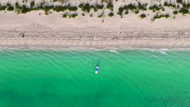 小白色汽船在海浪上漂浮的空中景观 在沙滩附近有波纹的水面 海面上的汽艇娱乐 — 图库视频影像