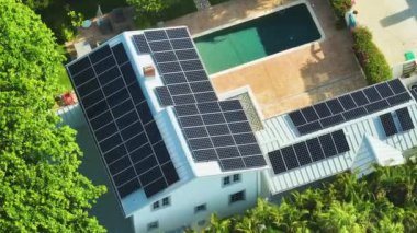 Banliyö bölgesinde temiz ekolojik elektrik enerjisi üretmek için çatısı güneş fotovoltaik panellerle kaplı ABD 'de yeni bir ev. Özerk konut kavramı.