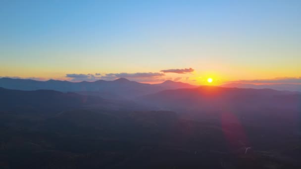 Прекрасний Вечірній Панорамний Пейзаж Яскравим Розташуванням Сонця Над Віддаленими Гірськими — стокове відео