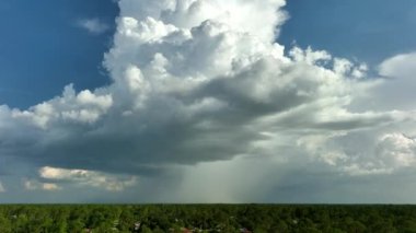 Kasvetli gökyüzünde kara fırtınalı bulutlar şekilleniyor. Şehir merkezine sağanak yağış gelmeden önce..