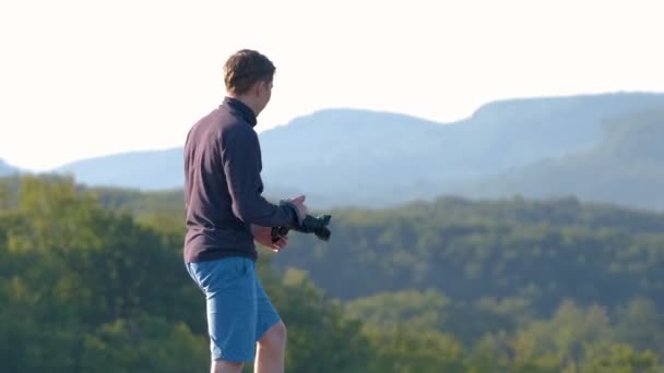 徒步旅行的摄影师在夏日的高山上拍摄晨曦的自然 — 图库视频影像