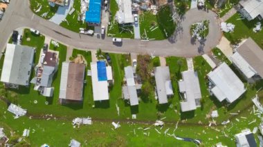Florida gezici ev bölgesinde Ian kasırgasından sonra ciddi hasar görmüş evler. Doğal afetin sonuçları..