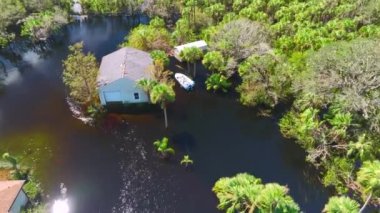Etrafı Ian Kasırgası ile çevrili sel suları Florida yerleşim bölgesindeki evleri sarıyor. Doğal afetin sonuçları..