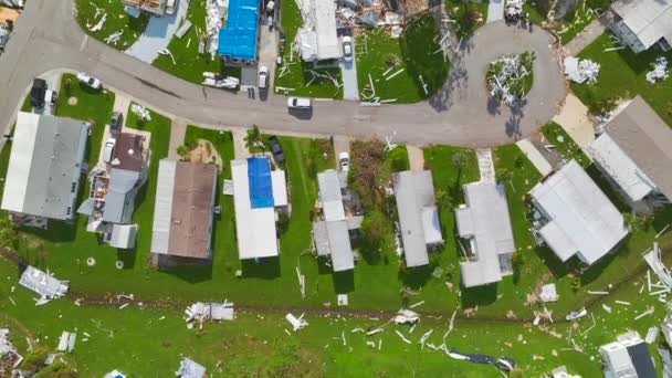 飓风伊恩吹袭佛罗里达州移动住宅区后 房屋严重受损 自然灾害的后果 — 图库视频影像