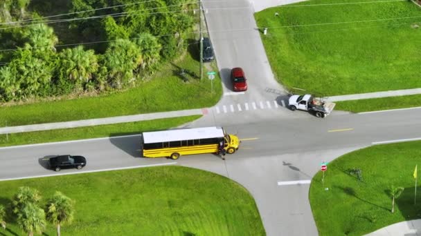 标准的美国黄色校车载着孩子们在镇上的街头小站接孩子们 美国的公共交通 — 图库视频影像