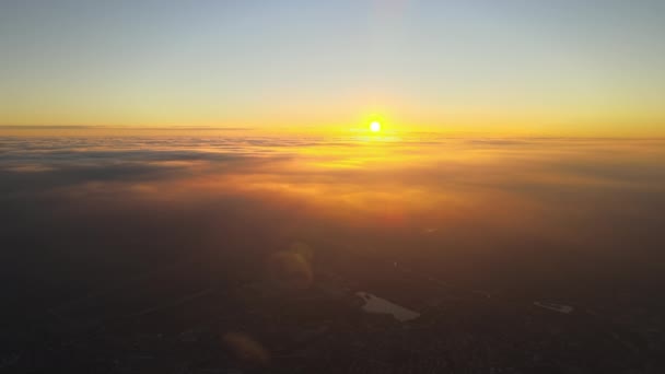 Flygfoto Från Flygplansfönstret Hög Höjd Över Fjärran Stad Täckt Med — Stockvideo