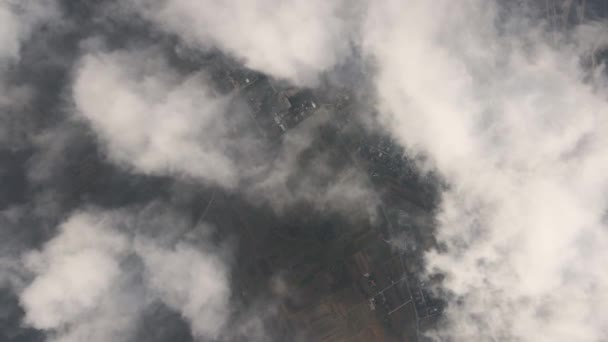 Flygfoto Från Hög Höjd Avlägsen Stad Täckt Med Puffy Cumulus — Stockvideo
