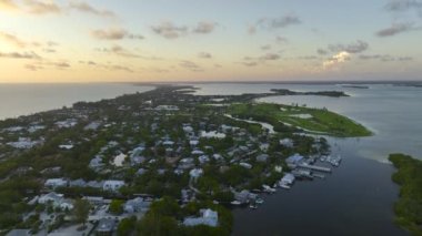 Gün batımında Florida 'nın güneybatısında Gasparilla Adası' ndaki Boca Grande adlı küçük bir kasabadaki pahalı yerleşim yerlerinin hava manzarası. Amerika 'da emlak gelişimine örnek olarak Amerikan rüya evleri.