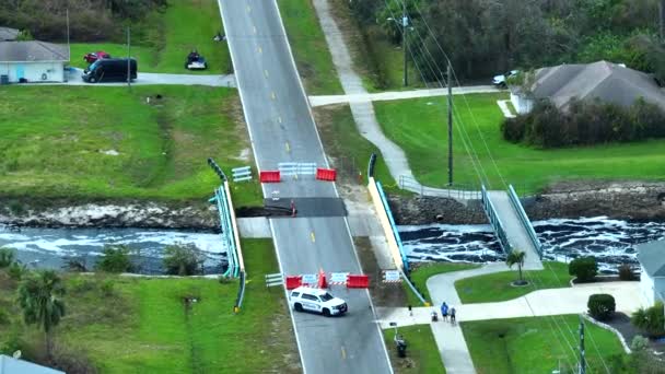 洪水冲走了沥青路面后 空中警察围攻损坏了河上的公路桥梁 重建被毁的运输基础设施 — 图库视频影像