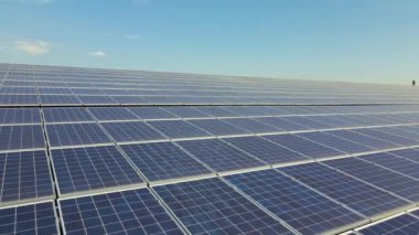 Temiz ekolojik elektrik üretmek için çatıya monte edilen mavi fotovoltaik güneş panellerinin havadan görünüşü. Yenilenebilir enerji konsepti üretimi.