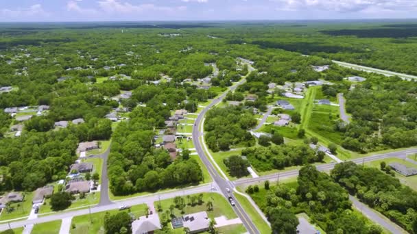 Luftaufnahme Des Straßenverkehrs Mit Fahrenden Autos Der Kleinstadt Amerika Vorortlandschaft — Stockvideo