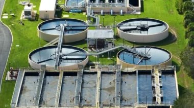 Şehrin atık su temizleme tesisindeki su arıtma fabrikasının havadan görüntüsü. İstenmeyen kimyasalların, askıya alınmış katı maddelerin ve gazların kirlenmiş sıvılardan çıkarılması süreci.