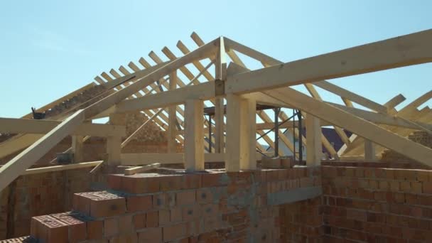 木造屋根枠構造の未完成の住宅の空中ビュー建設中 — ストック動画