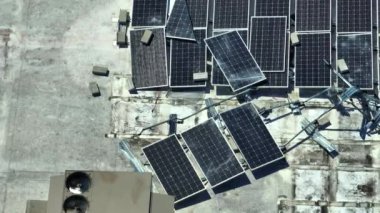 Ian kasırgası tarafından yok edilen fotovoltaik güneş panelleri yeşil ekolojik elektrik üretmek için endüstriyel binaların çatısına monte edildi. Doğal afetin sonuçları..