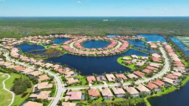 Florida yerleşim bölgesindeki Ian kasırgası yüzünden evleri sel basmış. Doğal afetin sonuçları..