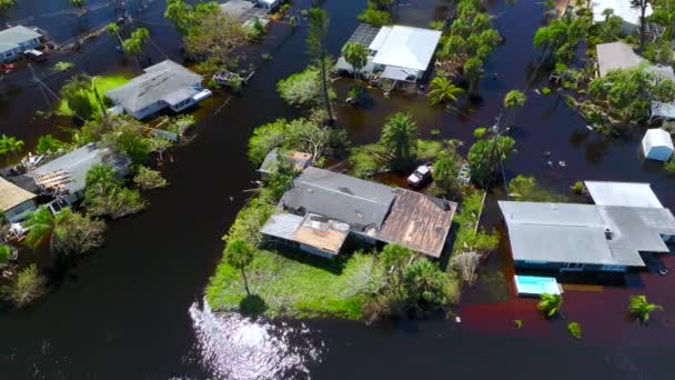 飓风伊恩在佛罗里达州居民区降下暴雨 导致民房被淹 自然灾害的后果 — 图库视频影像