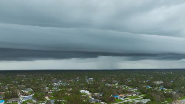 ハリケーン イーアン がフロリダ州を通過し 激しい雷雨の間に暗い雲が形成された後 北港の町の上の嵐の空の風景 — ストック動画