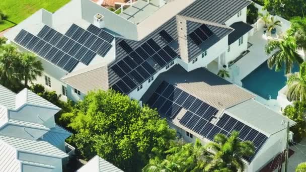 Nuova Casa Residenziale Americana Con Tetto Coperto Con Pannelli Fotovoltaici — Video Stock