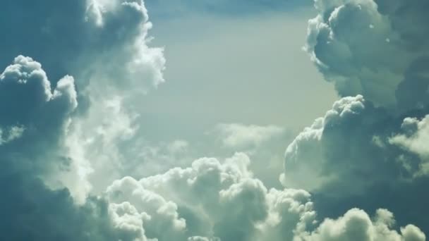 Timelapse Van Witte Gezwollen Cumulus Wolken Vormen Zich Zomer Blauwe — Stockvideo