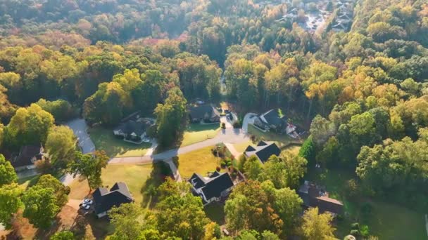 サウスカロライナ州の郊外にある黄色の倒木の間の高価な住宅の上からの眺め アメリカの郊外の不動産開発の例としてのアメリカの夢の家 — ストック動画