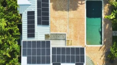 Temiz ekolojik elektrik enerjisi üretmek için mavi güneş fotovoltaik panelleri olan pahalı Amerikan ev çatısı. Emeklilik geliri için yenilenebilir elektriğe yatırım.