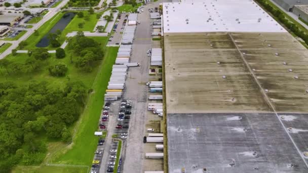 大型商业装卸港的空中景观 有许多运货卡车装卸零售货物 供全国分销 全球经济概念 — 图库视频影像