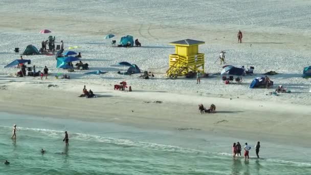 サラソータ 米国のシエスタキービーチの空中ビュー 多くの人々は 湾岸の水で泳いだり 暖かいフロリダの太陽の下でリラックスして休暇を楽しんでいます — ストック動画