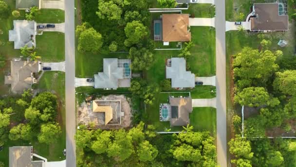 Luftaufnahme Der Kleinen Stadt Amerika Vorortlandschaft Mit Privathäusern Zwischen Grünen — Stockvideo