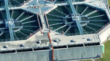 Şehrin atık su temizleme tesisindeki su arıtma fabrikasının havadan görüntüsü. İstenmeyen kimyasalların, askıya alınmış katı maddelerin ve gazların kirlenmiş sıvılardan çıkarılması süreci.