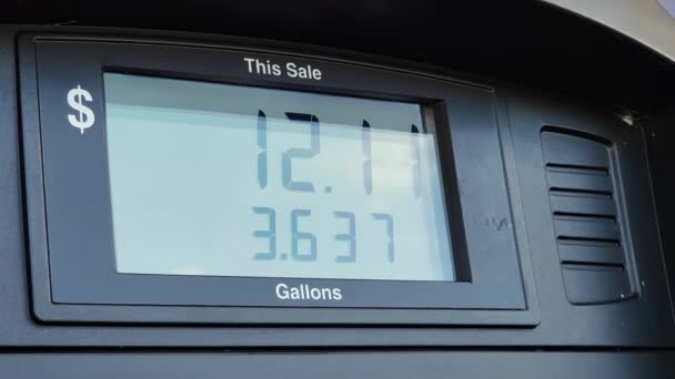Κοντινό Πλάνο Μιας Αντλίας Βενζίνης Στο Βενζινάδικο Δείχνει Δολάρια Που — Αρχείο Βίντεο