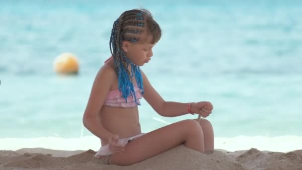 Cute Happy Child Girl Playing Sand Ocean Beach Summer Tropical — Stok video