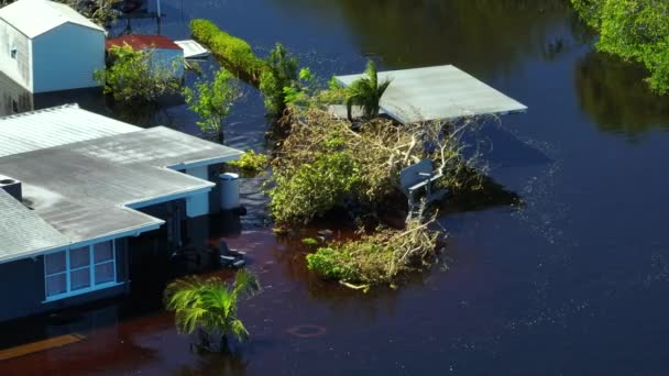 飓风伊恩在佛罗里达州居民区降下暴雨后 民房周围出现大量洪水 自然灾害的后果 — 图库视频影像