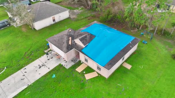 飓风伊恩破坏了屋顶 屋顶上覆盖了保护塑料防水布 以防止雨水渗漏 直至更换沥青护板 自然灾害的后果 — 图库视频影像
