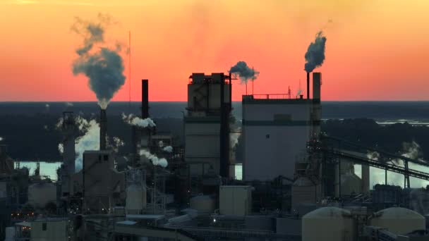 Stor Fabriksstruktur Med Rök Från Produktionsprocessen Som Stiger Upp Förorenande — Stockvideo