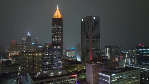 米国ジョージア州アトランタ市のダウンタウン地区の夜の都市景観 現代のアメリカのメガポリスで明るく照らされた高層ビルの建物とスカイライン — ストック動画
