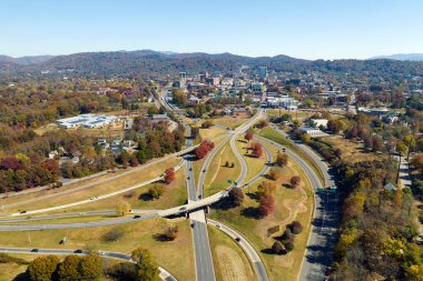 Asheville, Kuzey Carolina 'da sonbahar mevsiminde hızlı hareket eden araba ve kamyonlarla Amerikan otobanının kavşağını görüyoruz. ABD ulaştırma altyapı kavramı.
