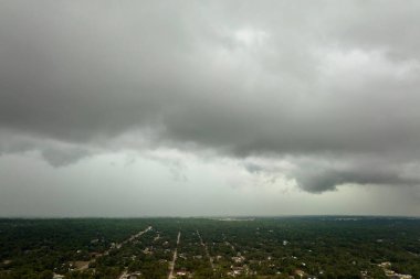 Kasvetli gökyüzünde kara fırtınalı bulutlar şekilleniyor. Şehir merkezine sağanak yağış gelmeden önce..