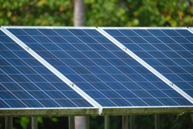 Temiz elektrik enerjisi üretmek için güneş fotovoltaik panelleri olan sürdürülebilir elektrik santrali. Sıfır emisyon kavramı ile yenilenebilir elektrik.