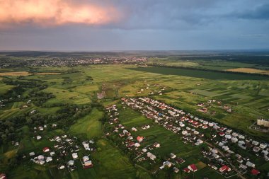 Gün batımında kırsal bölgedeki yerleşim yerlerinin hava görüntüsü.