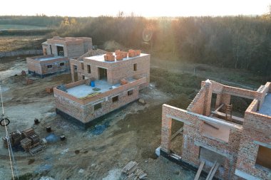 Kırsal banliyö bölgesinde inşaat halindeki evlerin havadan görüntüsü. Gayrimenkul geliştirme.