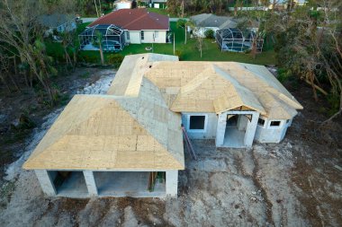 Florida 'nın sessiz kırsal bölgesinde ahşap çatı yapısı olan özel bir evin havadan görünüşü. Gayrimenkul geliştirme kavramı.