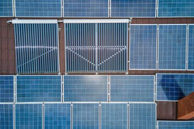 Fotovoltaik paneller ve su ısıtma ve evin çatısına monte edilmiş temiz elektrik üretimi için vakumlu güneş enerjisi toplayıcıları. Sıfır emisyonlu yenilenebilir elektrik ve ısı enerjisi üretimi.