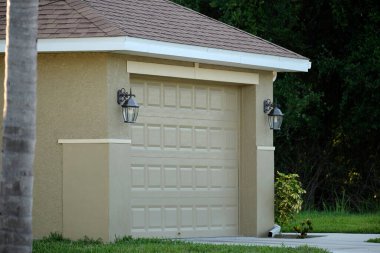 Geniş garaj, çift kapı ve modern Amerikan evinin beton yolu..