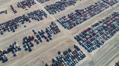 Açık arttırma rezonans şirketinin otoparkının havadan görüntüsü park halindeki araçlar yeniden pazarlama hizmetleri için hazır. İkinci el araç satışları.