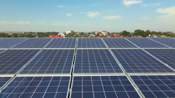 Vista Aérea Painéis Solares Fotovoltaicos Azuis Montados Telhado Construção Industrial — Vídeo de Stock